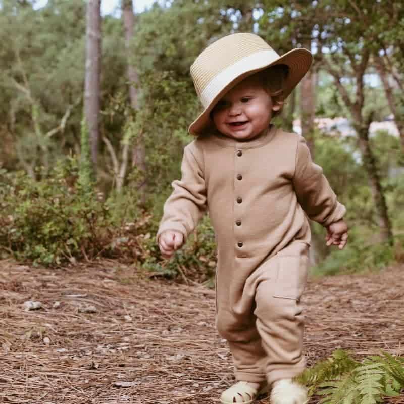 Enfant portant un chapeau de paille